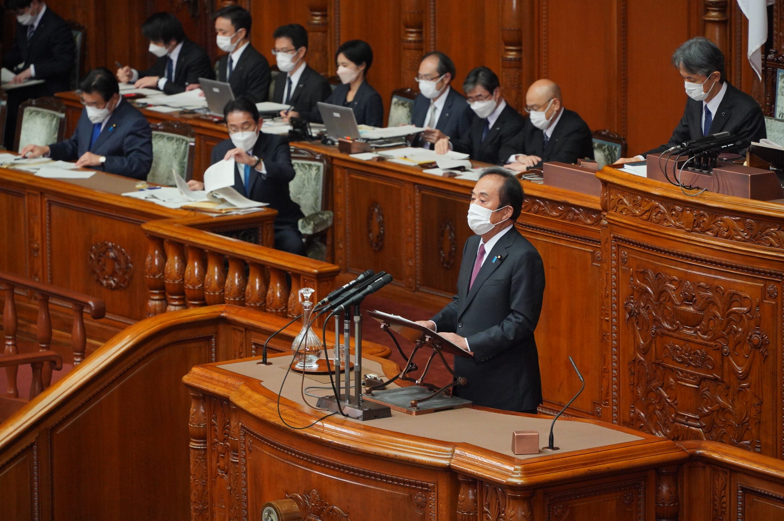 大臣交代などを参院本会議で質す